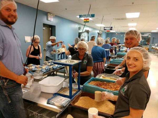 YL packing food