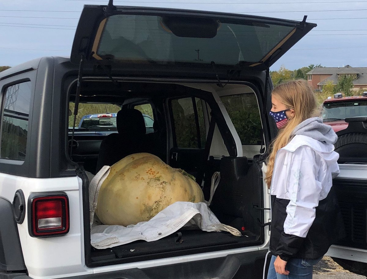 Jessica transports her winner in a jeep!